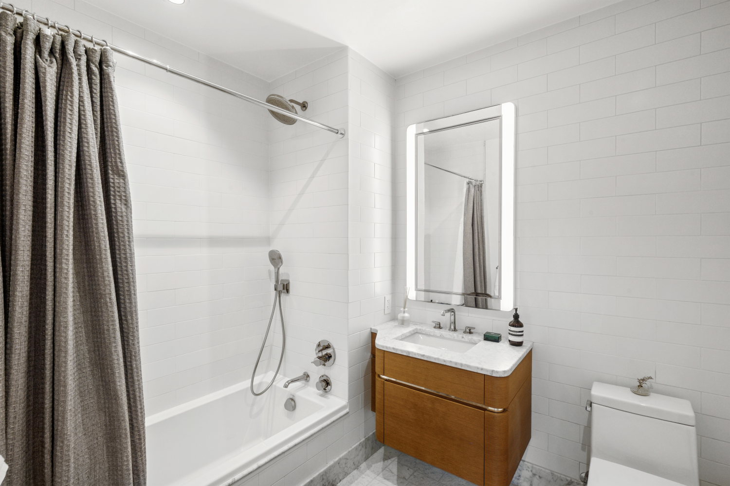 110 CHARLTON Street 8A