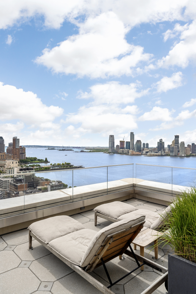 110 CHARLTON Street 8A