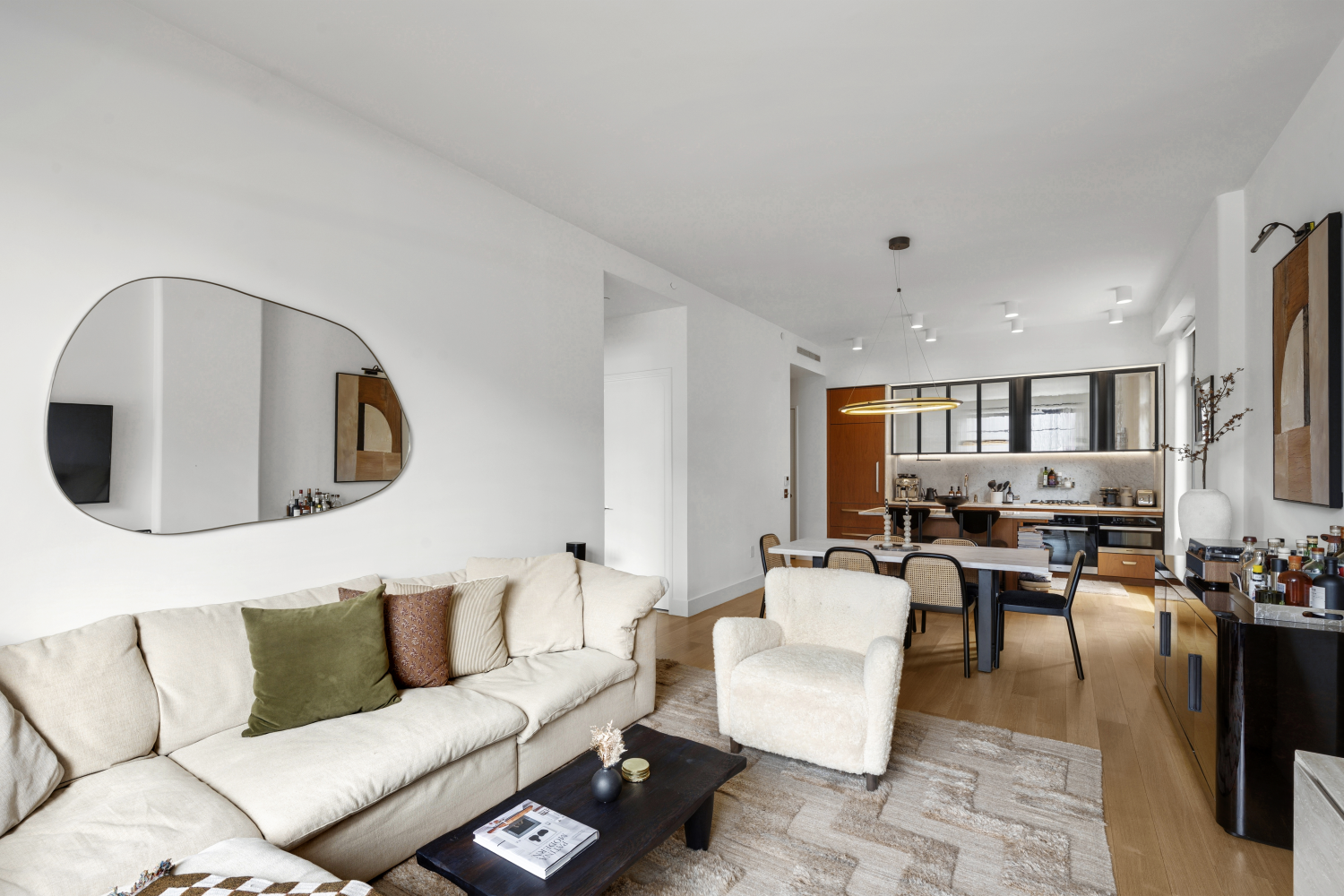110 CHARLTON Street 8A