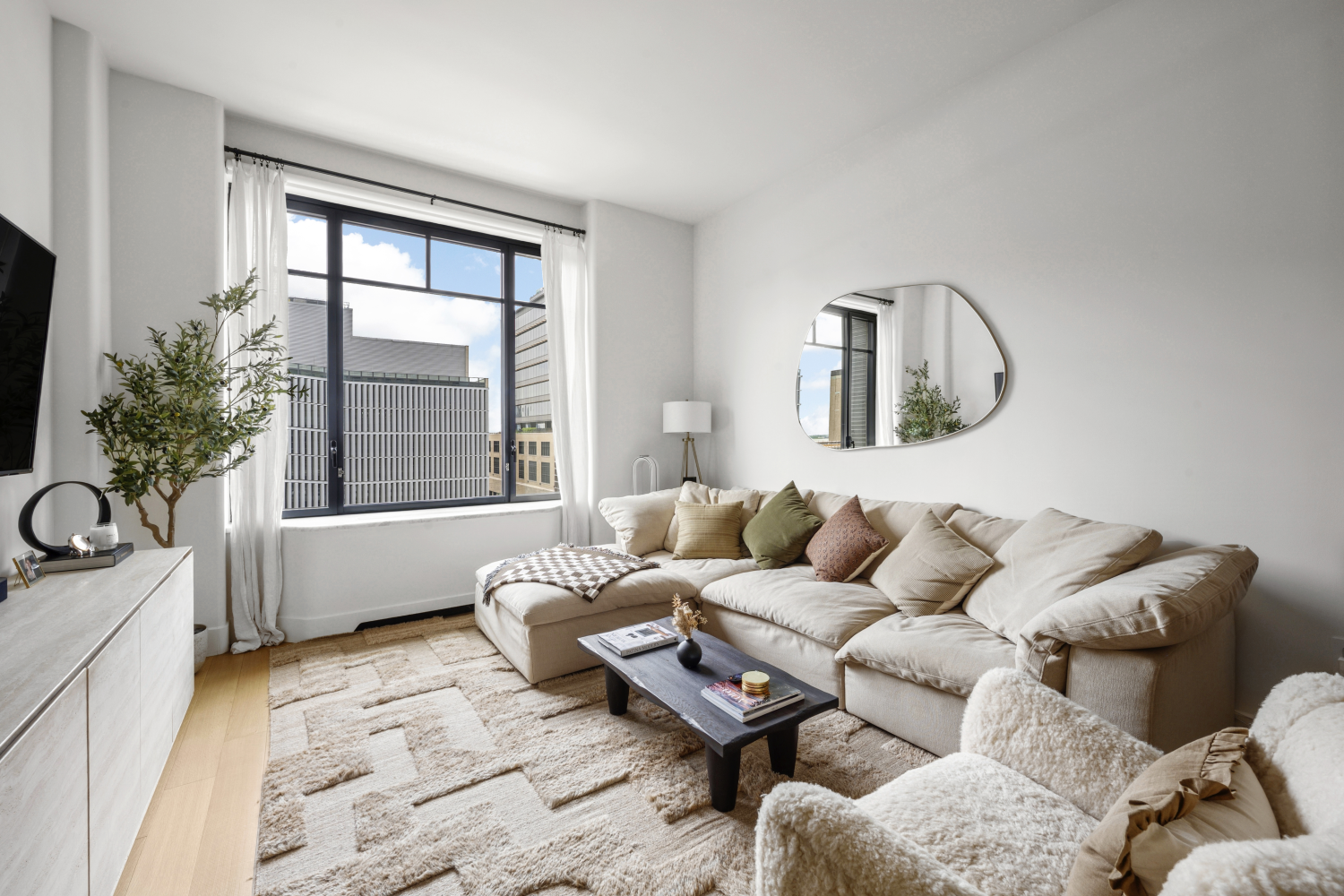110 CHARLTON Street 8A