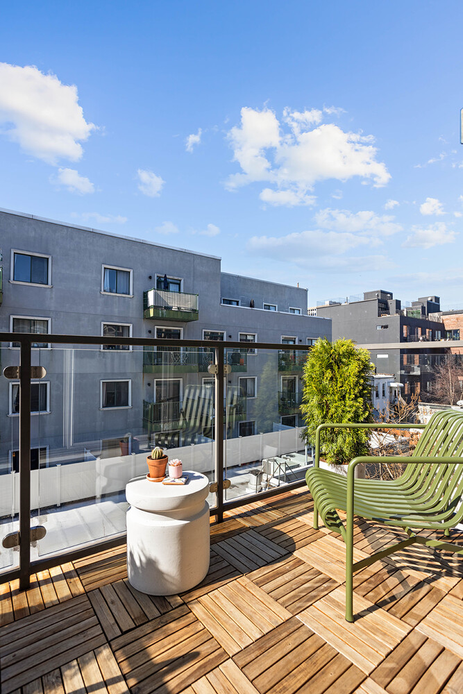 369 HARMAN Street D4