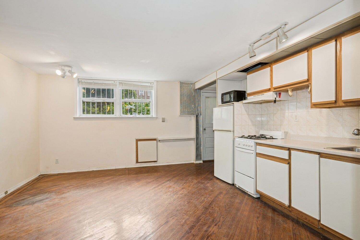 2052 E 29TH Street