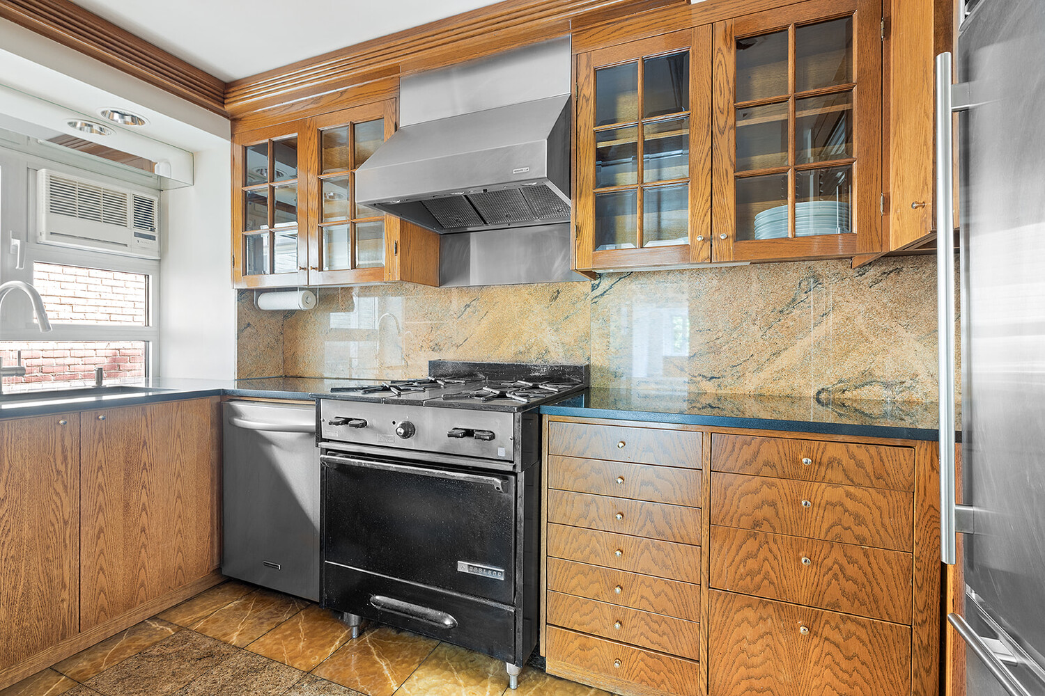 120 CENTRAL Park S 6AB