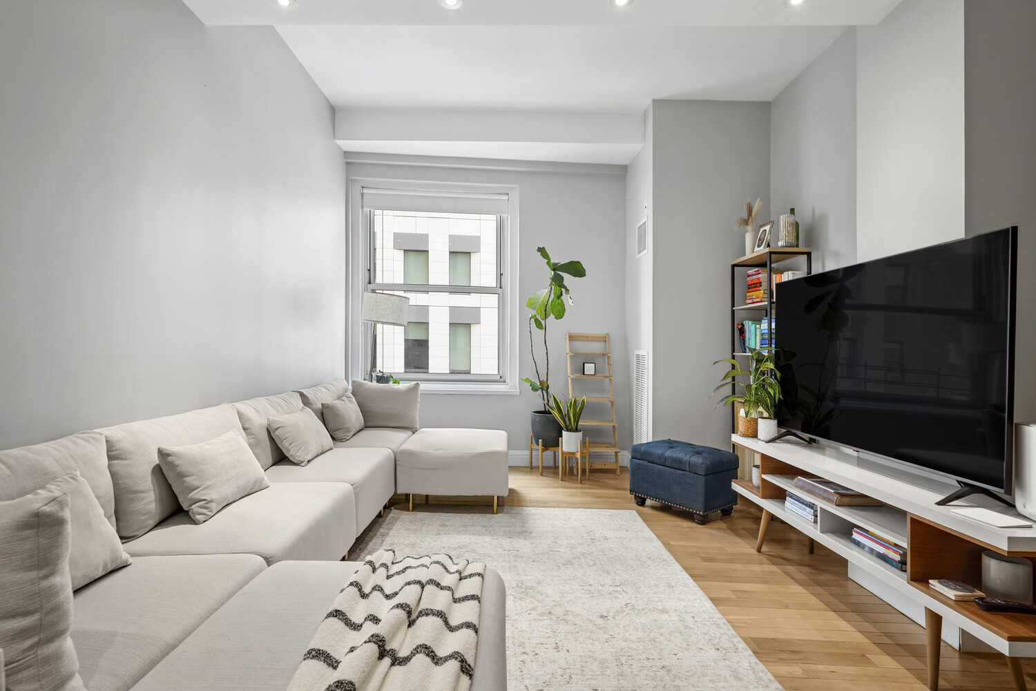 88 GREENWICH Street 604