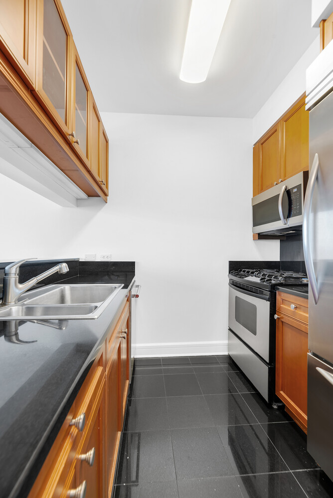 220 RIVERSIDE Boulevard 19U