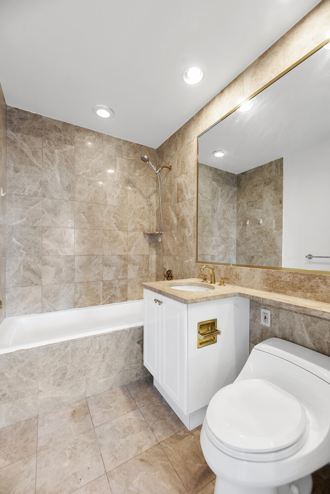 220 RIVERSIDE Boulevard 19U
