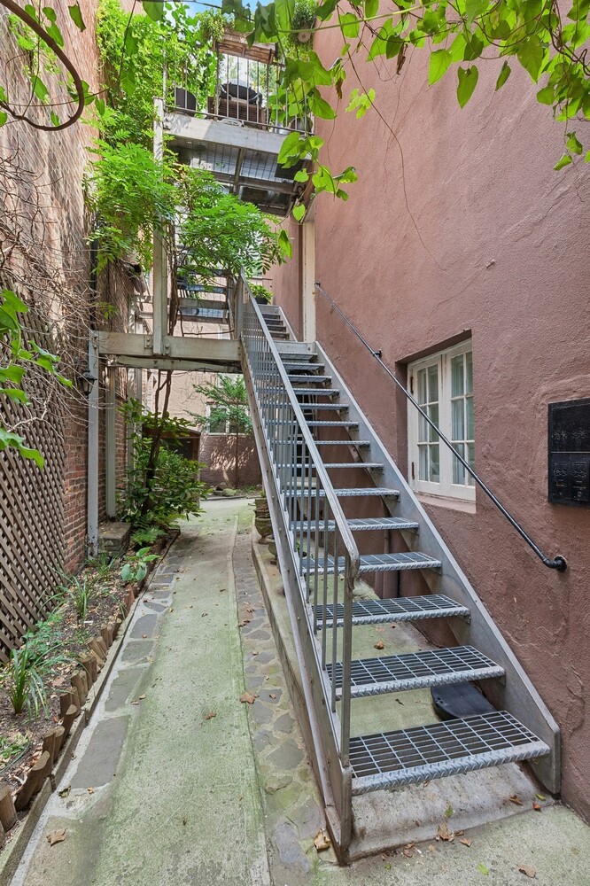 36 BETHUNE Street 2
