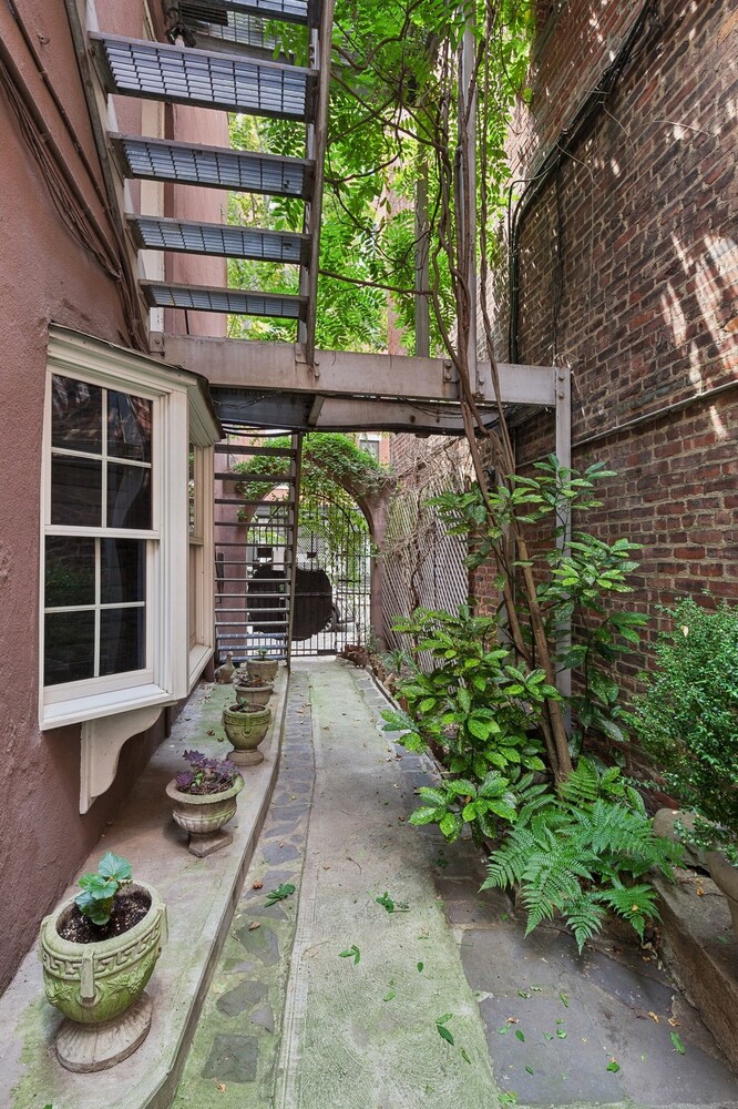 36 BETHUNE Street 2