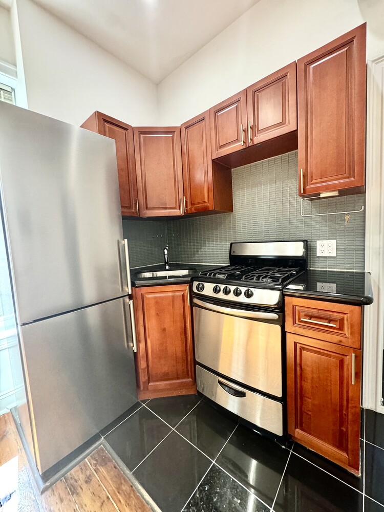 194 BEDFORD Avenue 1