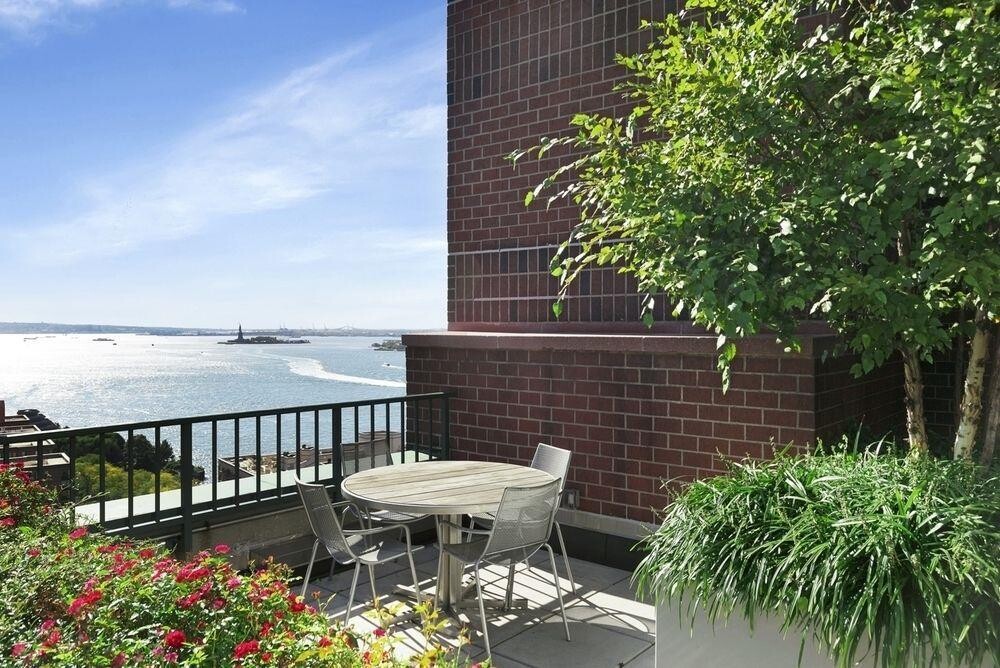 225 RECTOR Place 14H