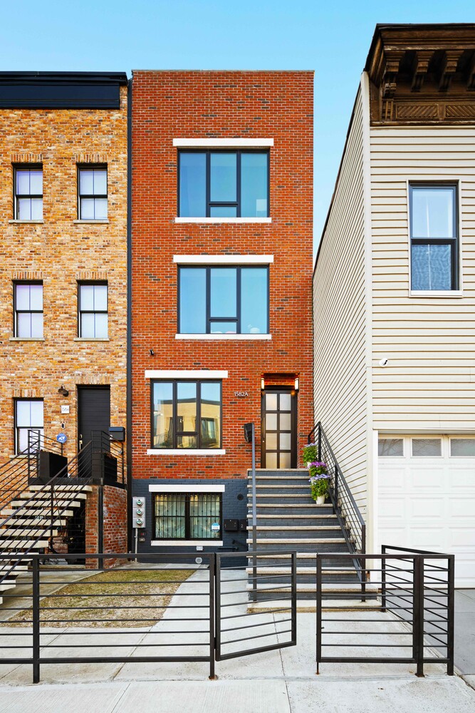 1582A PACIFIC Street