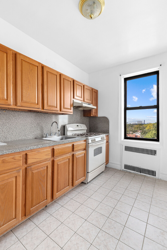 1710 AVE H F6