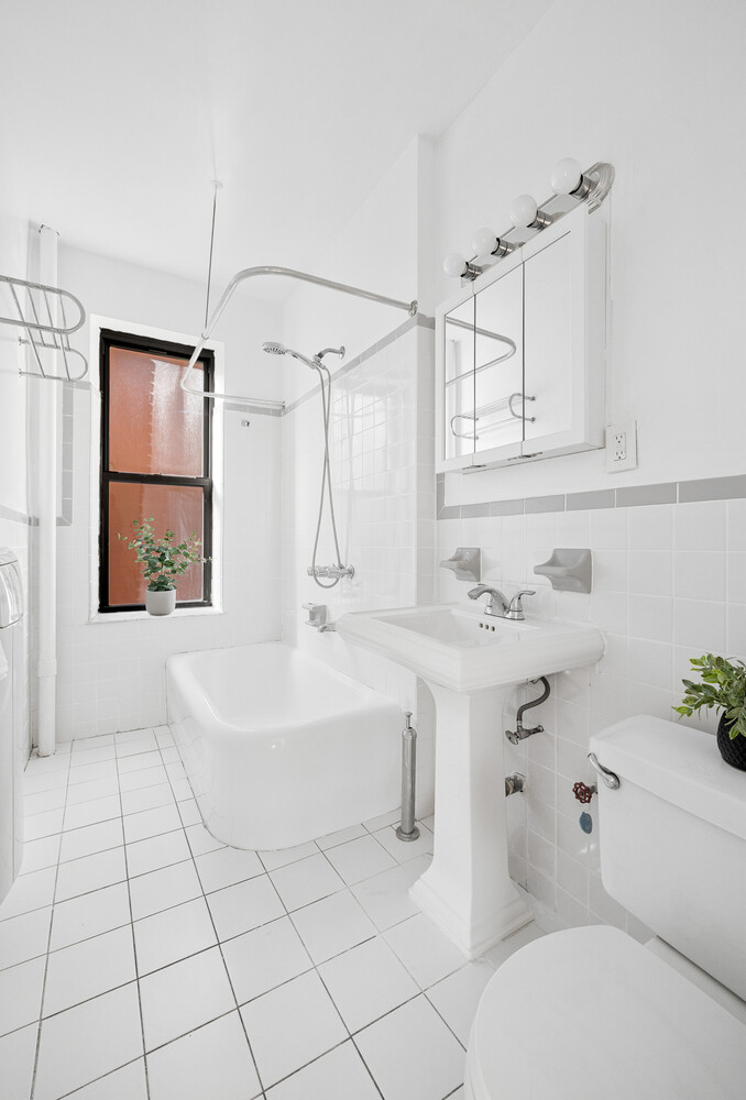 41-42 42ND Street E4