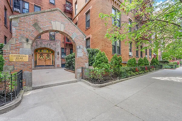 41-42 42ND Street E4