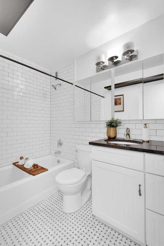 222 W 14TH Street 2D