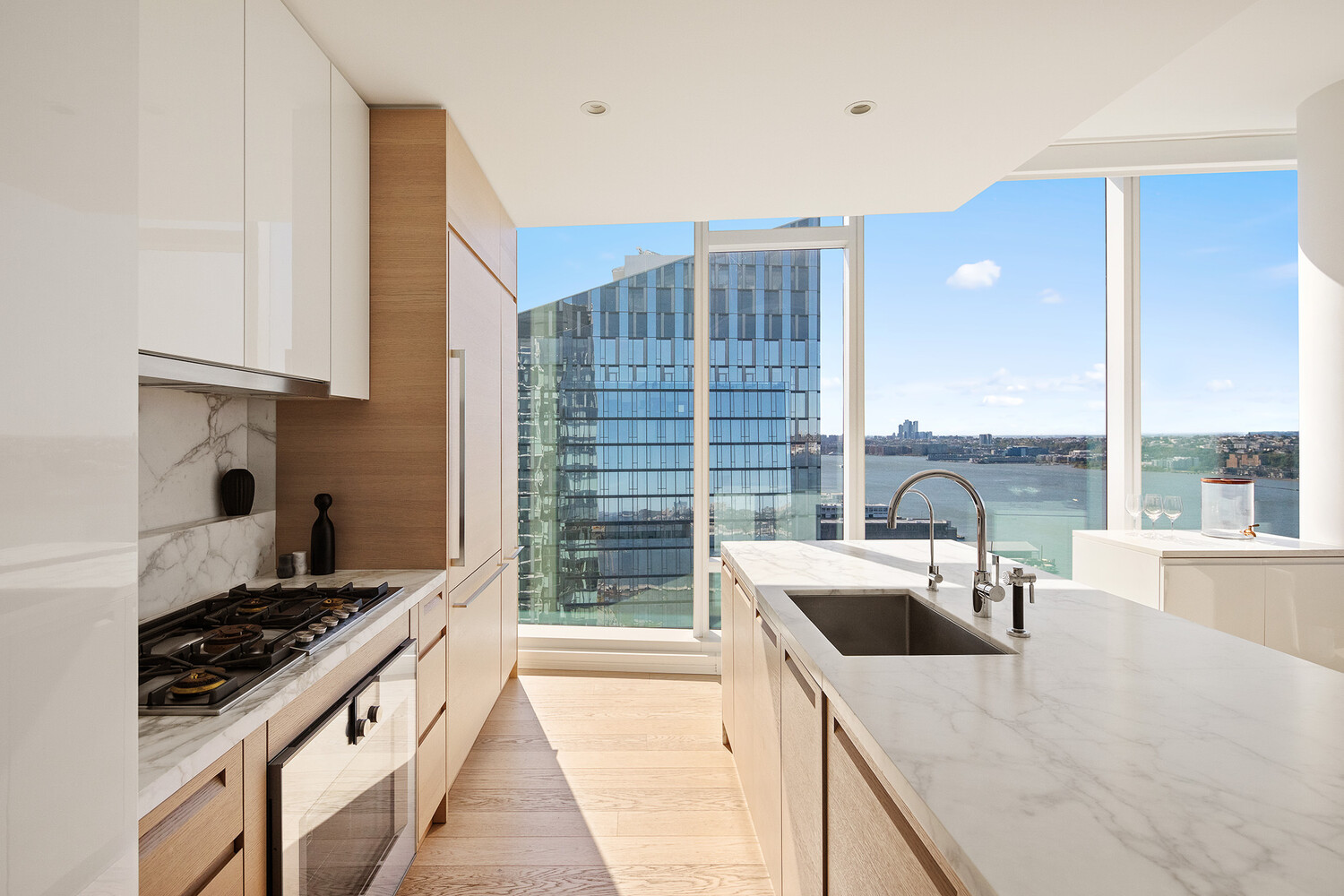 30 RIVERSIDE Boulevard 33A