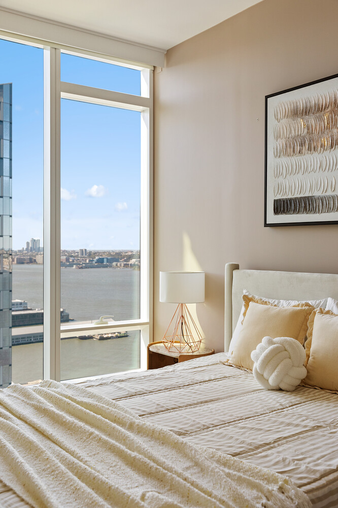 30 RIVERSIDE Boulevard 33A