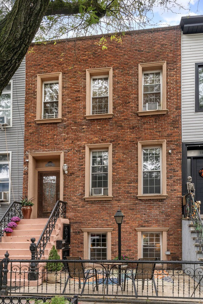 147 WEIRFIELD Street