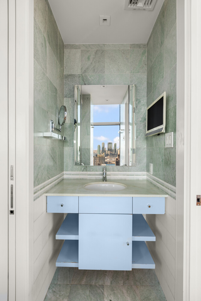 250 E 54TH Street 42PH4