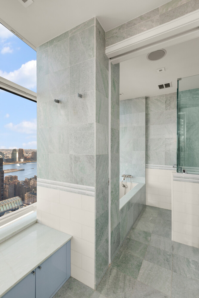 250 E 54TH Street 42PH4