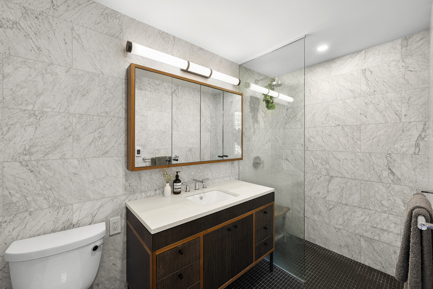 184 KENT Avenue B612