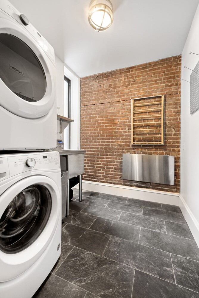 69 PINEAPPLE Street 8