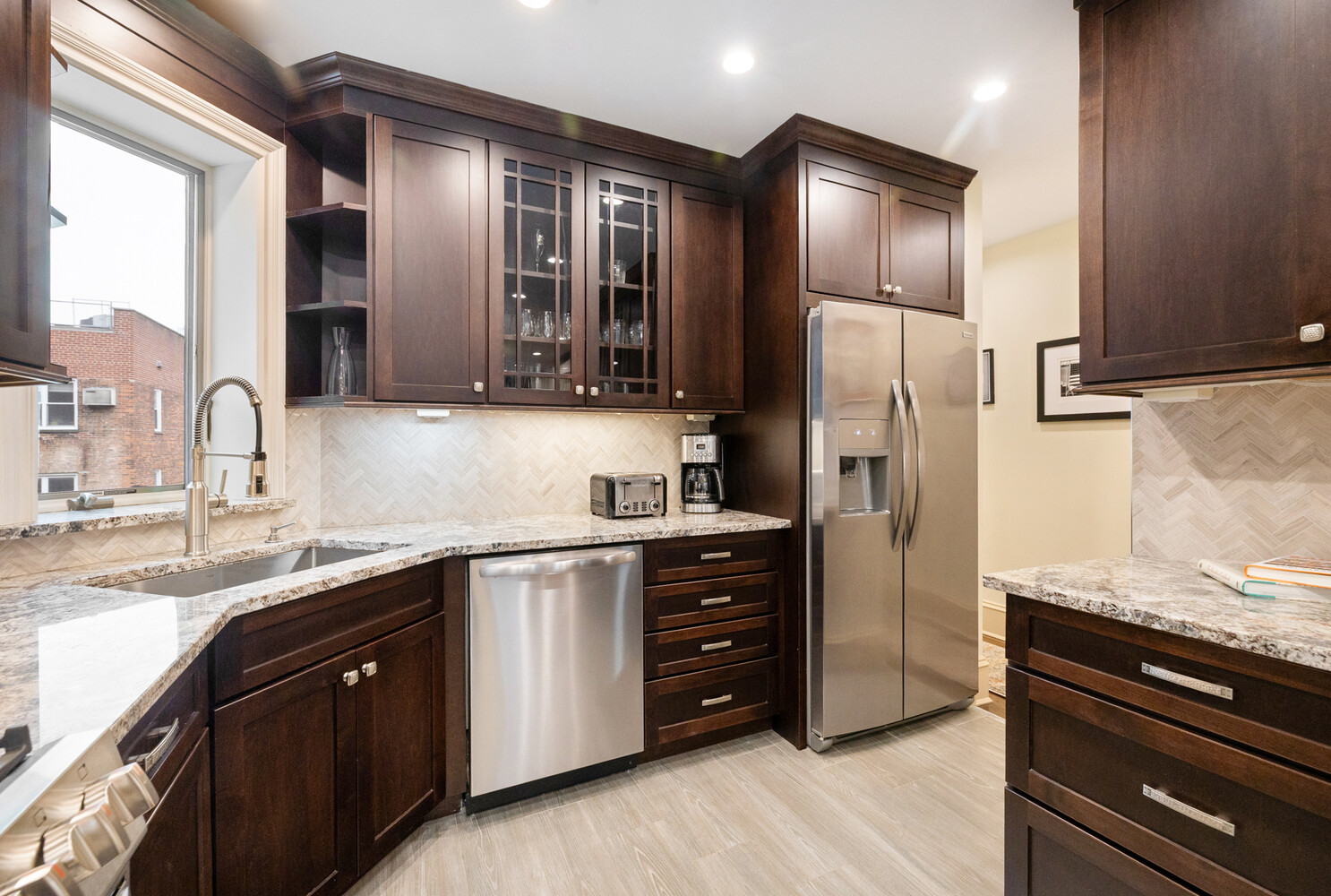 69 PINEAPPLE Street 8