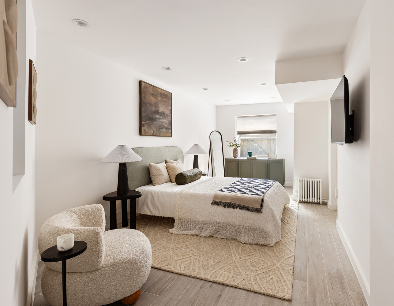 214 W 16TH Street 1W