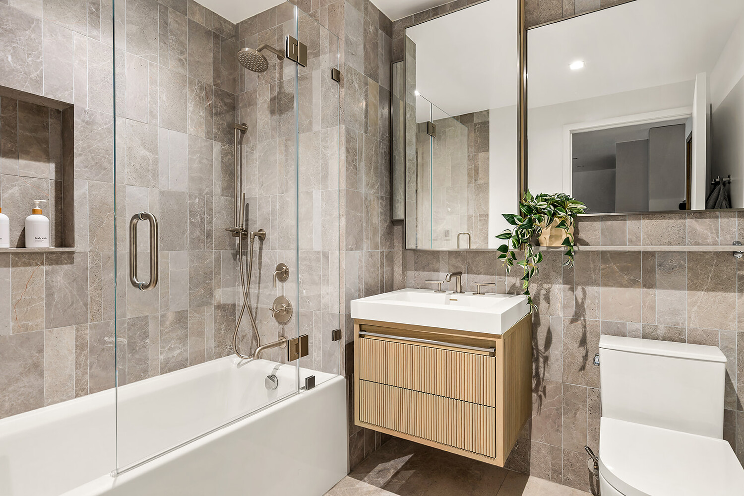 208 DELANCEY Street 7/B