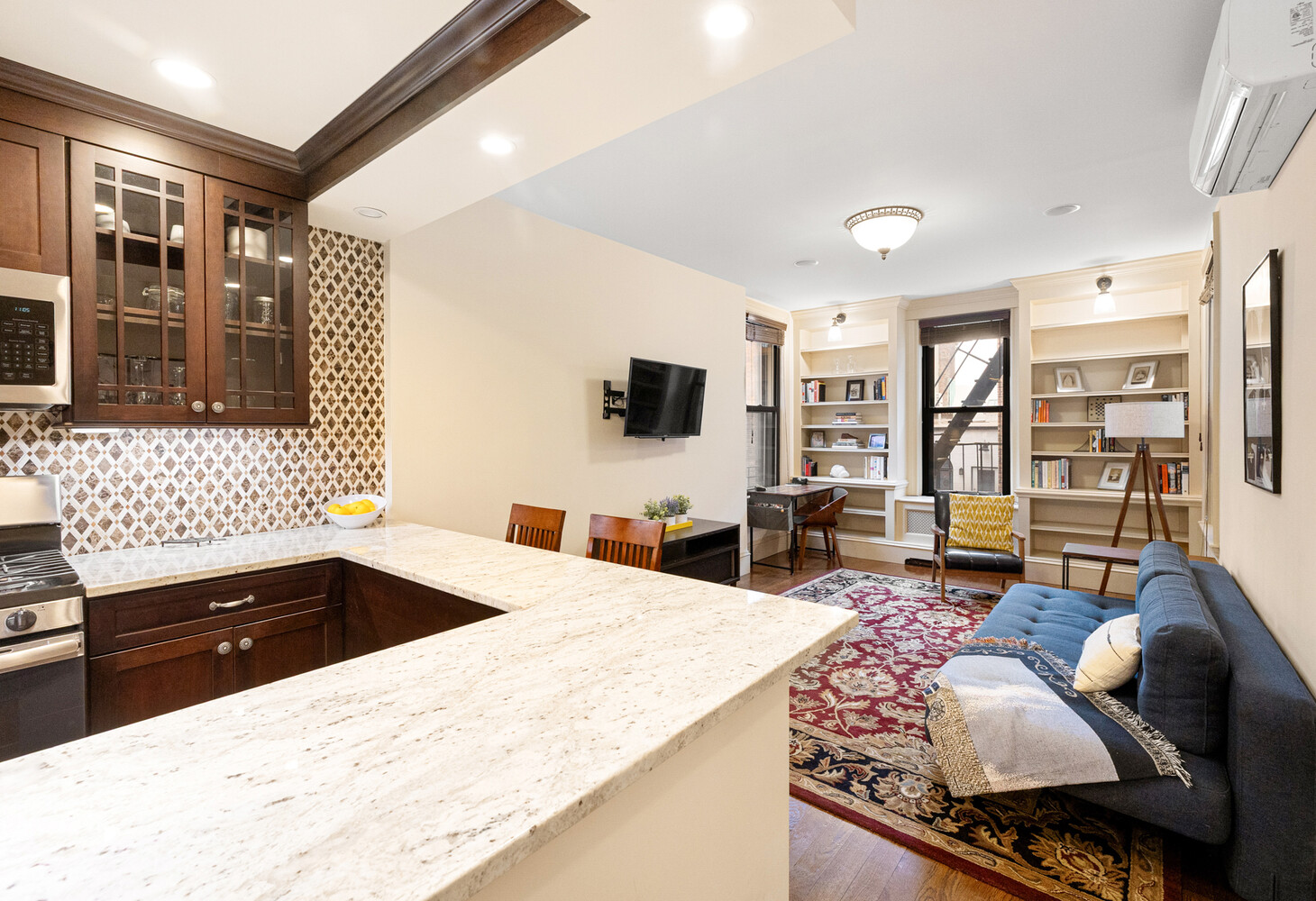 69 PINEAPPLE Street 6