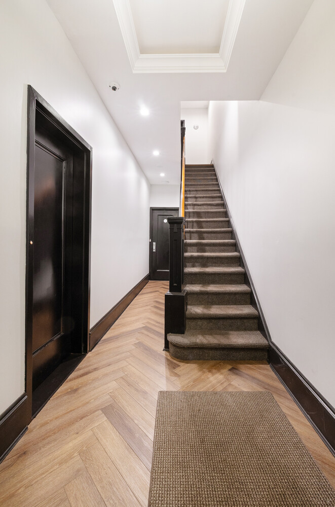 69 PINEAPPLE Street 6