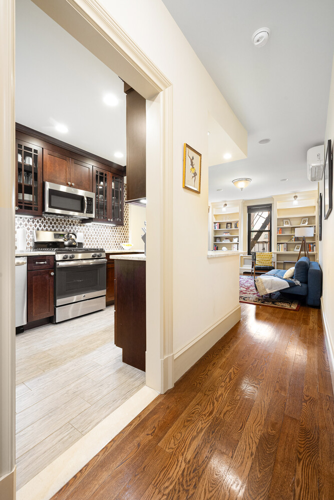 69 PINEAPPLE Street 6