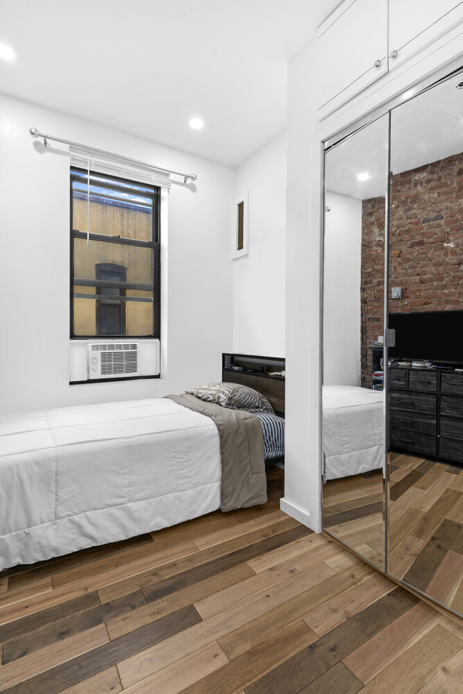 309 E HOUSTON Street 4E