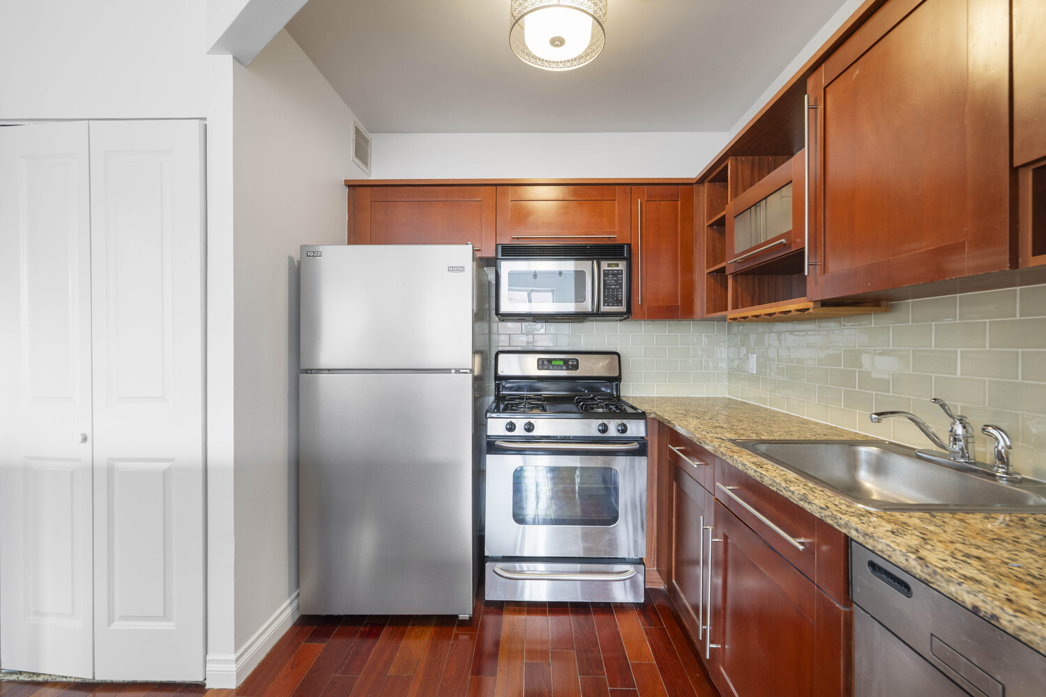 30-85 VERNON Boulevard 6D