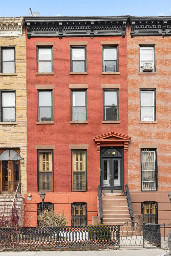 289 MACON Street