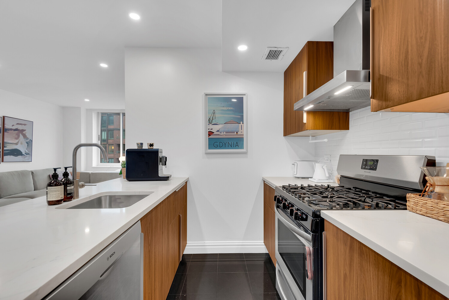 250 S END Avenue 12G