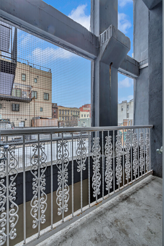 689 MYRTLE Avenue 2H