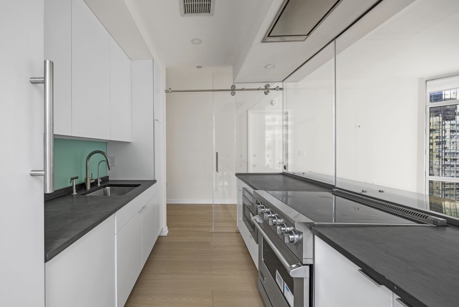 207 E 57TH Street 16A