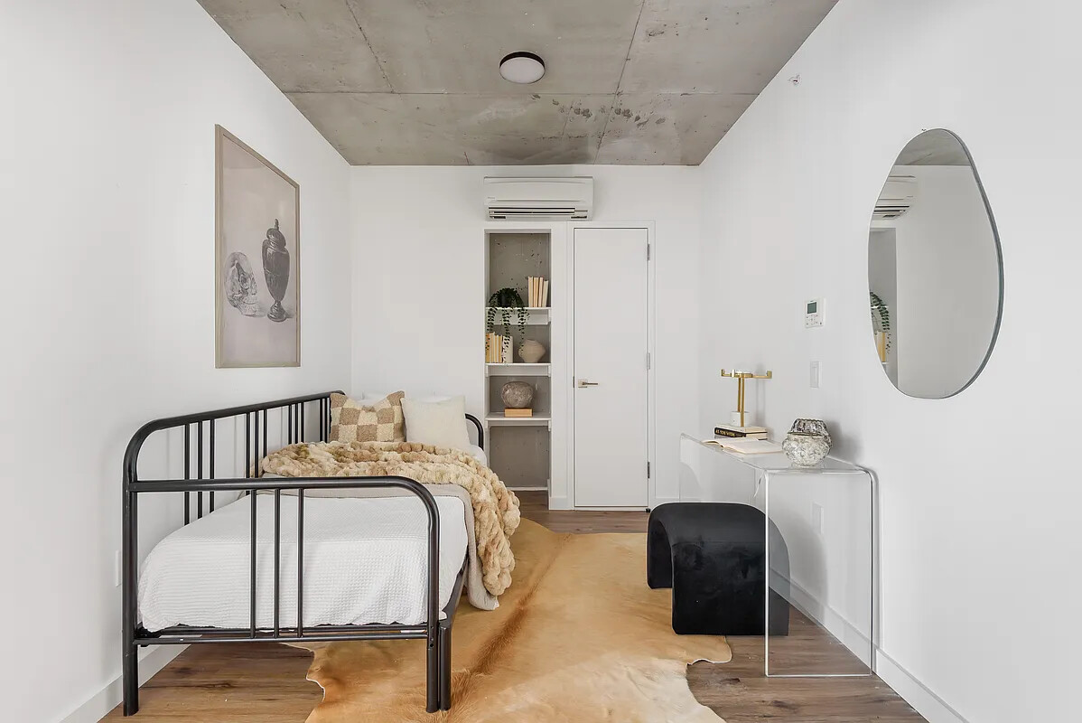 540 GRAHAM Avenue 203