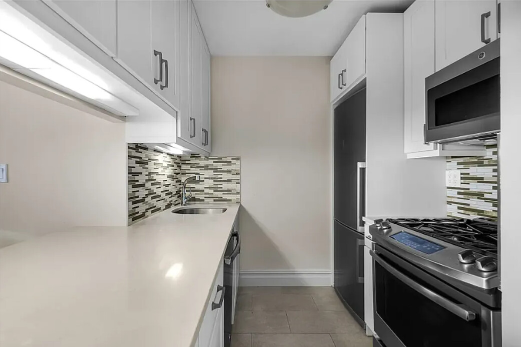 377 Rector Pl APT: 10