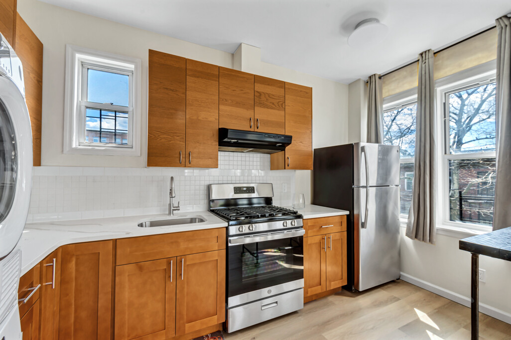 569 VERMONT Street 3A