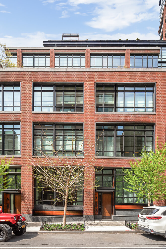 150 CHARLES Street M8