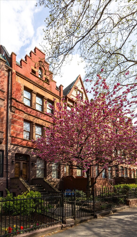 329 CONVENT Avenue