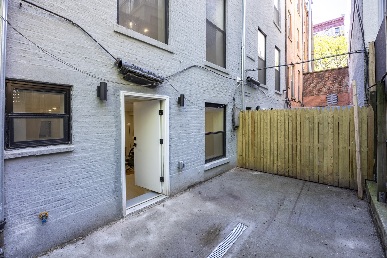 391 MANHATTAN Avenue