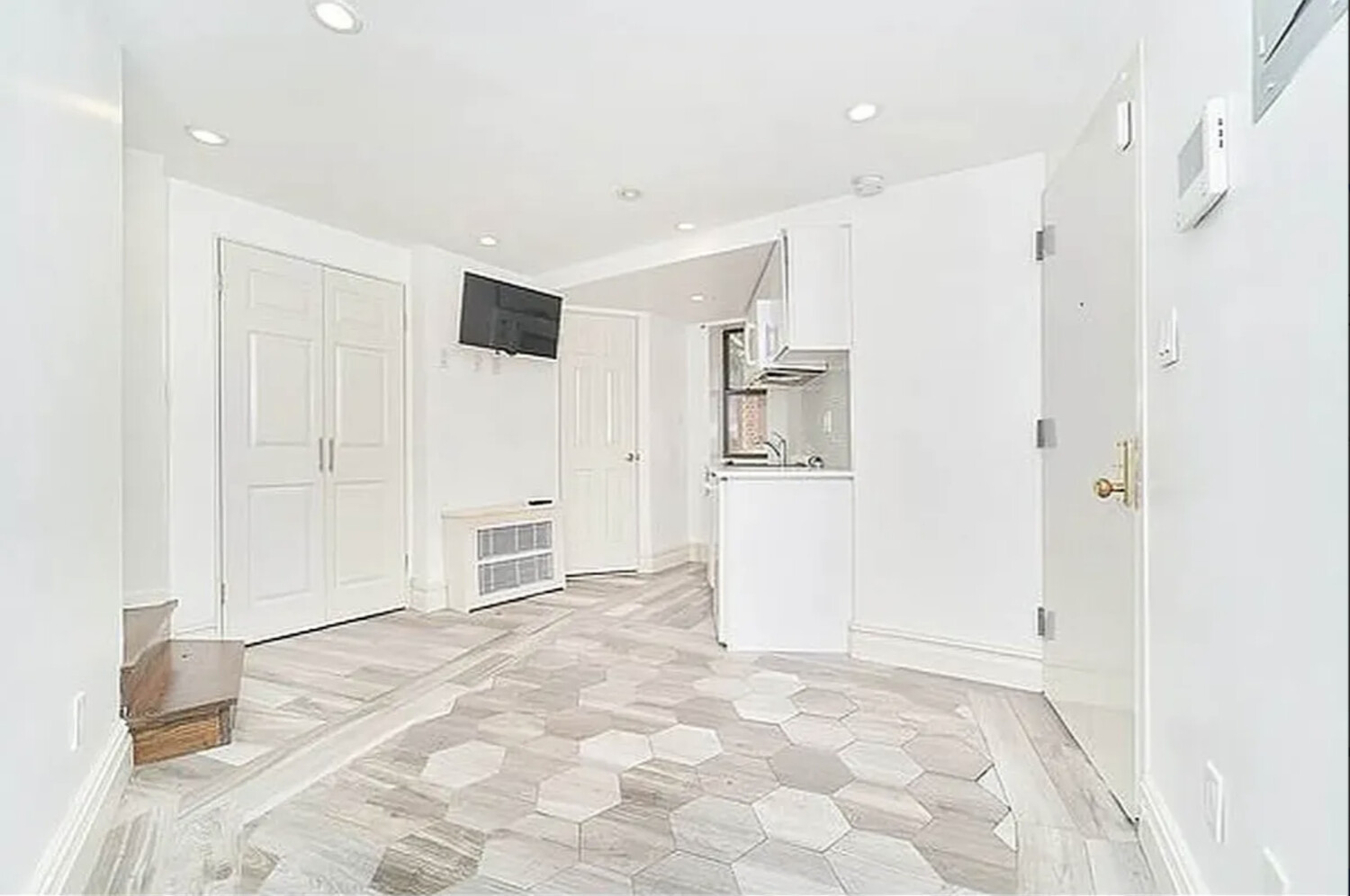 226 W 13TH Street 1R