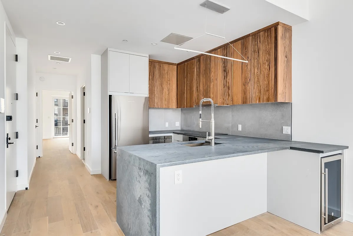 186 HURON Street 3B