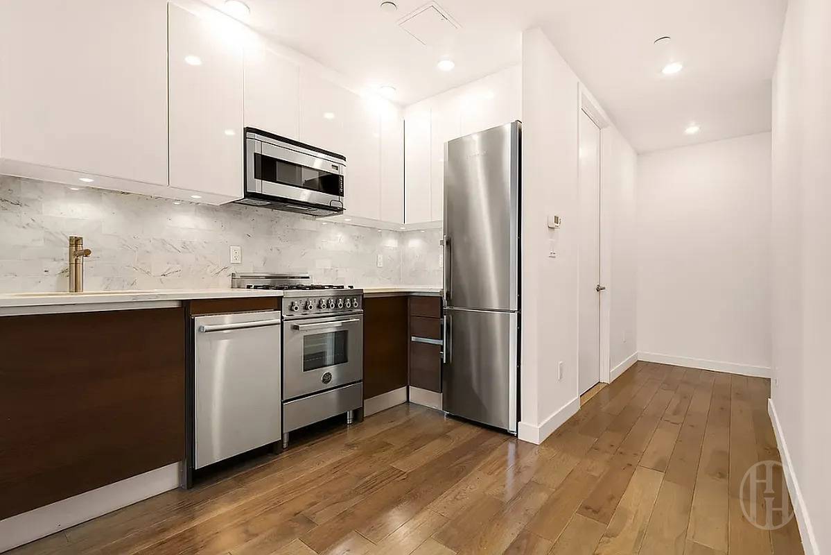 11-35 45th Avenue 3H