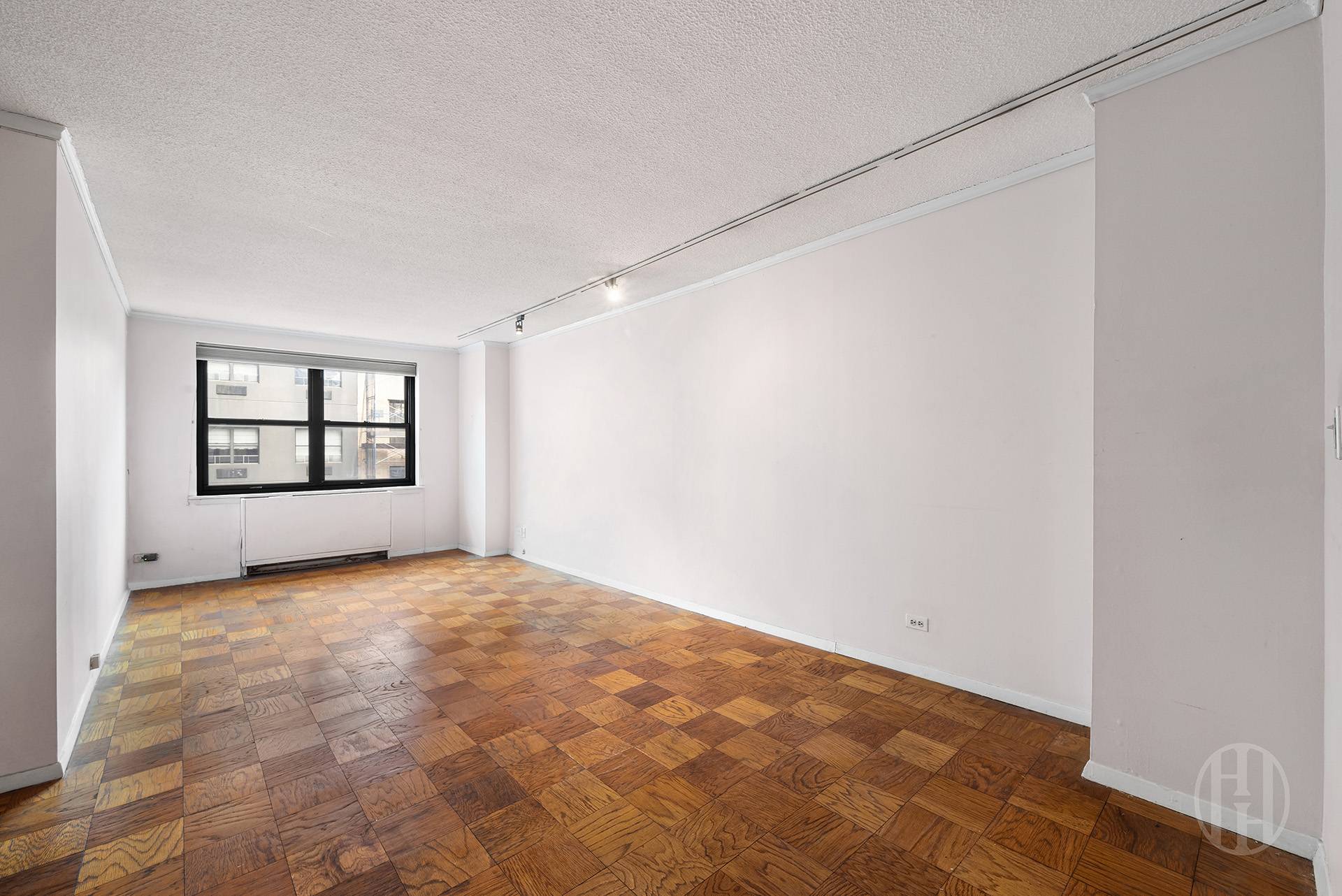200 E 24th Street 1008