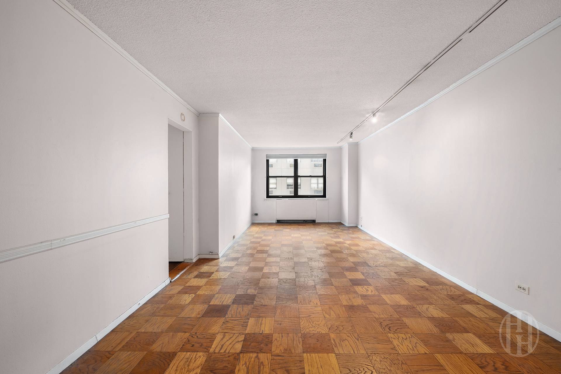 200 E 24th Street 1008
