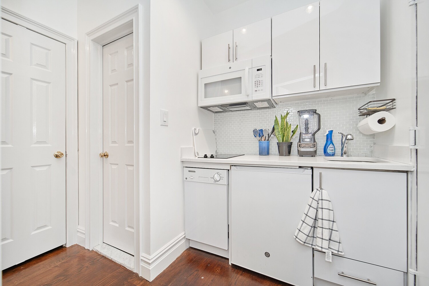 226 W 13TH Street 8